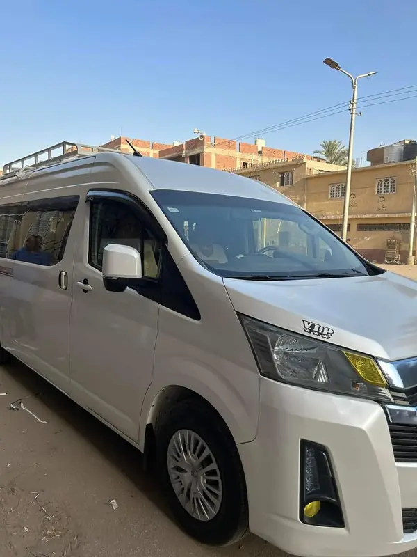 الميني باص الفضي من زاوية جانبية أمامية.