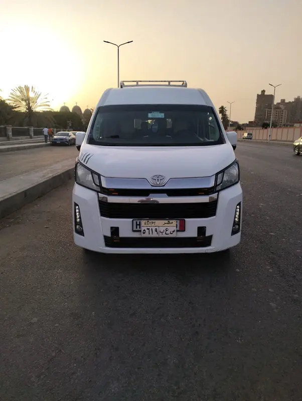 واجهة الميني باص في ضوء نهاية النهار.